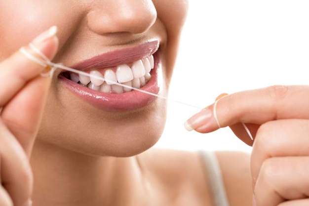 چرا باید از نخ دندان استفاده بکنیم؟